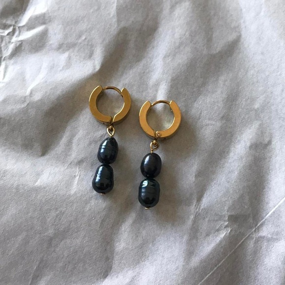Jewelry - Black Freshwater Earrings